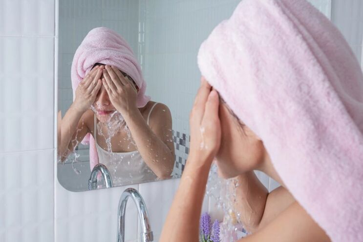 Pagkatapos gamitin, ang rejuvenating mask ay dapat hugasan ng maligamgam na tubig. 